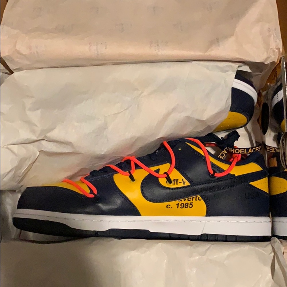 Nike off white dunks Michigan color way